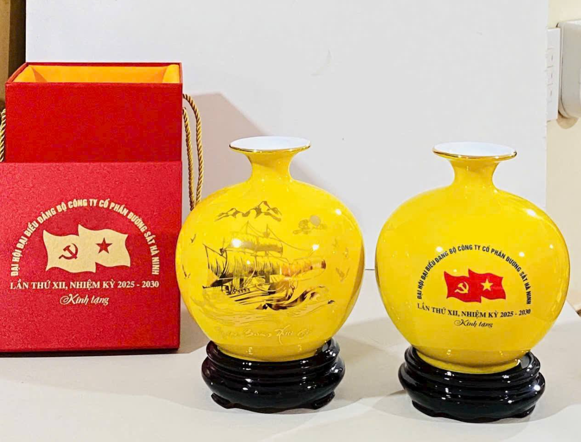 Bình Hút Tài Lộc in logo của Cục Tin Học và Thống Kê Tài Chính hoạ tiết Cá chép và Liên Hoa
